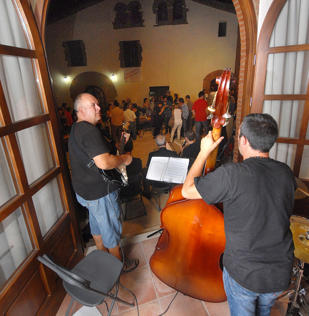 Músics tocant a la porta de la Masia