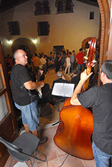 Músics tocant a la porta de la Masia