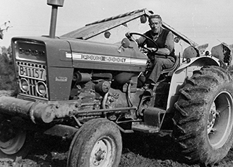 Tractor en la masía Can Ramoneda